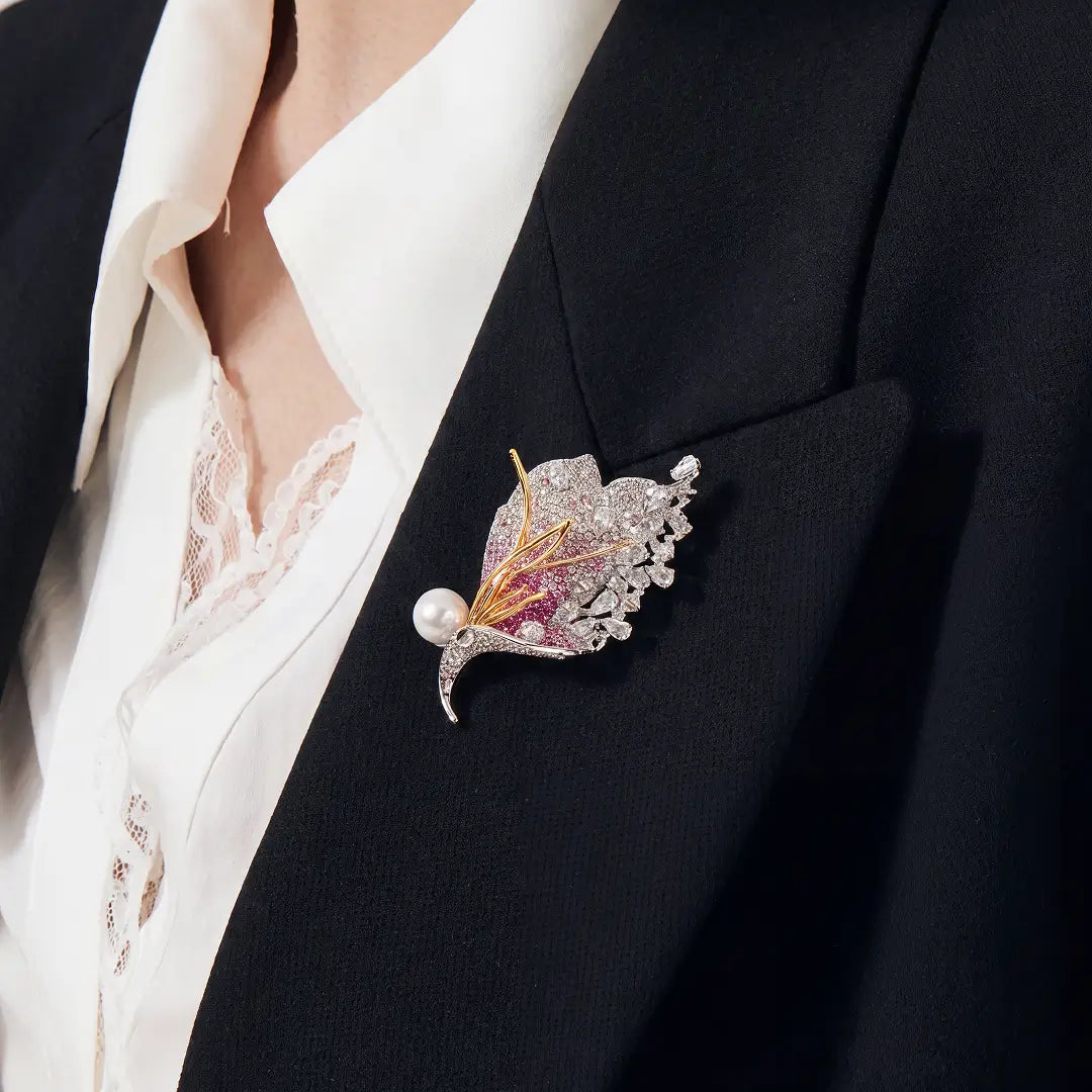Akatsubasa Brooch