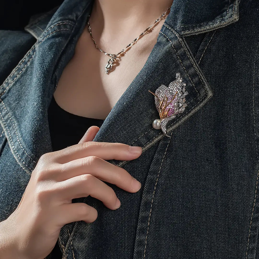 Akatsubasa Brooch