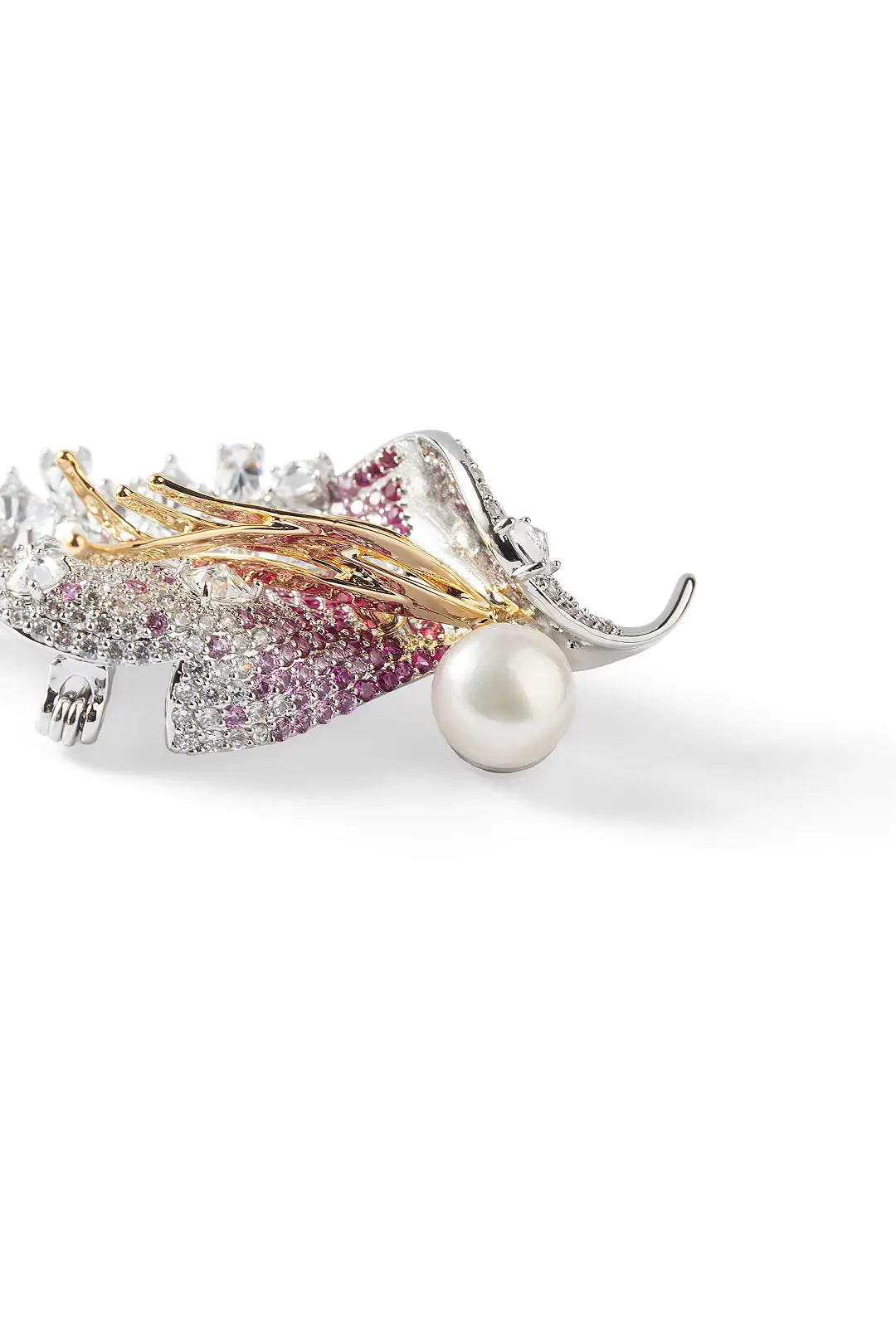 Akatsubasa Brooch